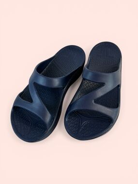 Telic Women’s Size Small/8 Navy Z-Strap Comfort Recovery Sandal